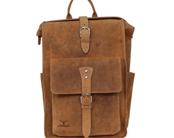 Pode incluir: Uma mochila de couro marrom com fecho de fivela e um pequeno bolso na frente. A mochila tem um logotipo da marca no bolso frontal inferior.