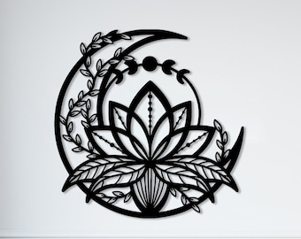 Peut inclure: Décoration murale en métal noir représentant un croissant de lune avec une fleur de lotus à l'intérieur. La lune est ornée d'un motif floral et de trois petits cercles en haut.