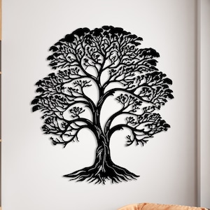 Op de afbeelding: Zwarte metalen wandkunst met een gestileerde boom met ingewikkelde takken en wortels. De boom is gesilhouetteerd tegen een witte muur.