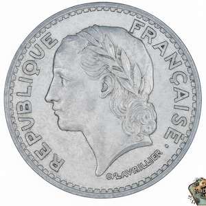 Peut inclure: Une pièce de monnaie argentée avec le profil d'une femme portant une couronne de laurier. La pièce porte les inscriptions "REPUBLIQUE FRANCAISE" et le nom "G. LAVRILLIER". La pièce a un bord détaillé et texturé.