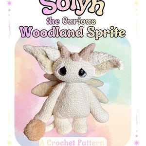 Może przedstawiać: Szydełkowa lalka leśnego duszka o imieniu Solyn, z dużymi uszami, małymi rogami i skrzydłami. Lalka jest biała z beżowymi akcentami i ma smutny wyraz twarzy. Tekst na zdjęciu brzmi "Solyn the Curious Woodland Sprite" i "A Crochet Pattern by LushLuxLoops."
