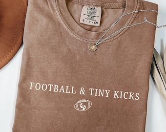 秋の妊娠発表コンフォートカラーシャツ、フットボール妊娠発表シャツ、フットボール秋の赤ちゃん発表、フットボールと小さなキック