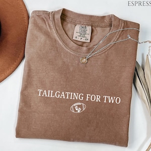 Graviditetsmeddelande för hösten i bekväma färger, graviditetsavslöjande t-shirt för fotboll, tillkännagivande för höstbebis, tailgating för två-tröja.