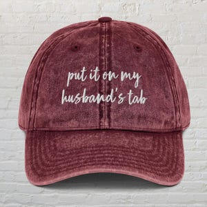 Sätt den på min mans tab-hatt, broderad rolig hatt, sarkastisk present till fru, rolig damkeps, fruhatt