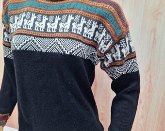 Alpaca sweater with Llama figures, Unisex alpaca sweater with round neck, Alpaca wool pullover sweater