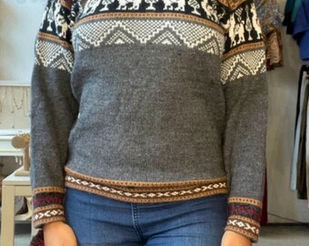 Alpaca sweater with Llama figures, Unisex alpaca sweater with round neck, Alpaca wool pullover sweater
