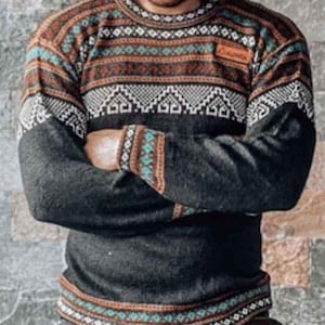 Alpaca sweater with Llama figures, Unisex alpaca sweater with round neck, Alpaca wool pullover sweater