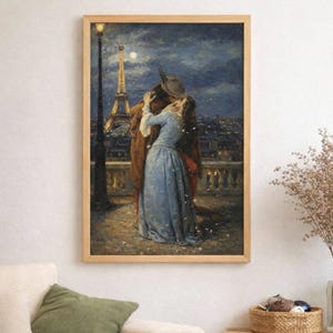 Può includere: Una stampa incorniciata di una scena romantica a Parigi. Una coppia si abbraccia su un balcone che si affaccia sulla città di notte, con la Torre Eiffel illuminata sullo sfondo. L'opera d'arte presenta una calda tavolozza di colori e uno stile morbido e pittorico.
