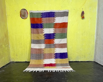 Tapete Kilim colorido, tecido à mão em lã berbere, estilo marroquino.