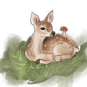 Op de afbeelding: Een digitale illustratie van een lichtbruin reekalfje met witte vlekken dat rust op een stuk groen gras. Een kleine rode paddenstoel met witte stippen bevindt zich op de rug van het reekalfje, dat naar de linkerkant van het beeld kijkt.