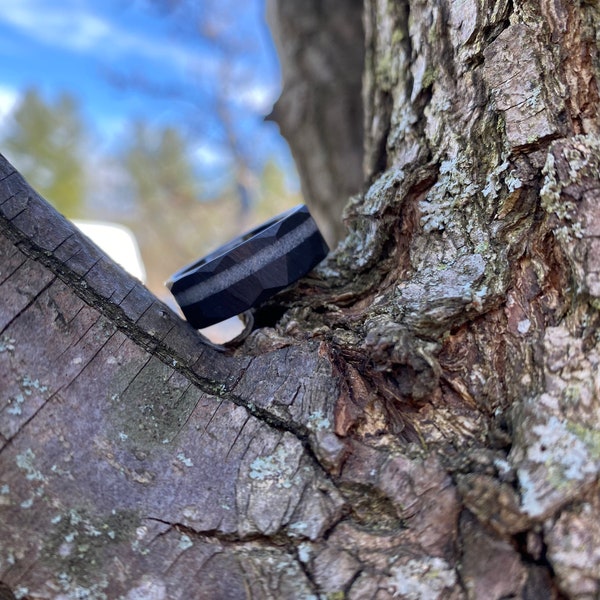 Bague en céramique noire avec diamants