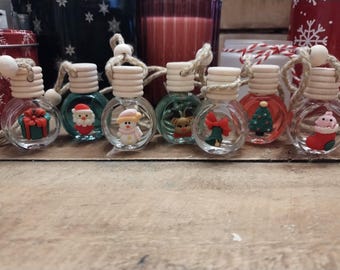 Peut inclure: Huit petites boules de Noël rondes en verre avec différents motifs sur le thème de Noël. Les boules sont suspendues à une ficelle et ont un dessus en bois. Les boules sont sur une surface en bois.