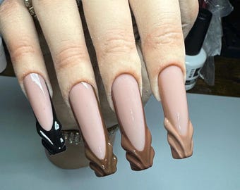 Longs ongles carrés en acrylique à presser avec des motifs à pointe française de couleur automnale parfaite.
