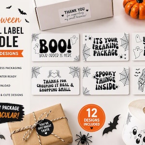 Może przedstawiać: Zestaw etykiet termicznych na Halloween zawierający 12 unikalnych wzorów z czarnym tekstem i grafikami na białych prostokątnych naklejkach. Wzory przedstawiają duchy, pajęczyny i szkielety z napisami takimi jak BOO, SPOOKY THINGS INSIDE i HANDLE WITH SCARE.