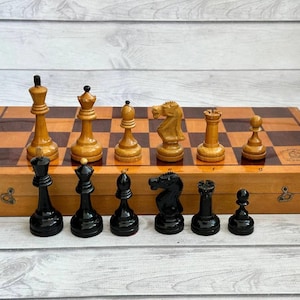 Juego de ajedrez de torneo de Gran Maestro soviético, años 50, en muy buen estado. ¡Un regalo ideal para amantes y coleccionistas del ajedrez!