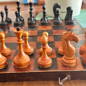 Atemberaubendes Schachspiel aus Holz gewichtet. UdSSR Schach Set 30er Jahre Vintage in sehr gutem Zustand
