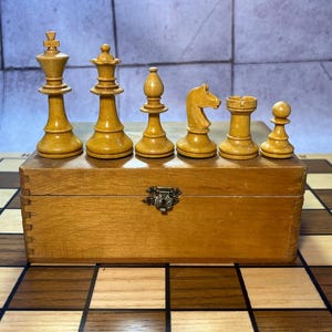 Chavet Chess Set in box 70s vintage in good condition. Great gift for mens, chess lovers and collectors!