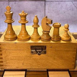 Germany chess set in box 70s vintage in good condition. Black pawn from another similar set. Great gift for mens !