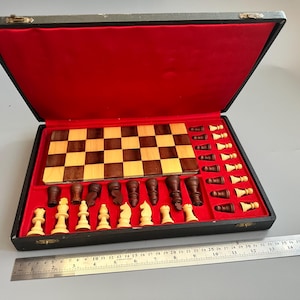 French chess set Wooden chess set with weights 70s vintage in very good condition. Wooden French chessmen with original case and Chess board