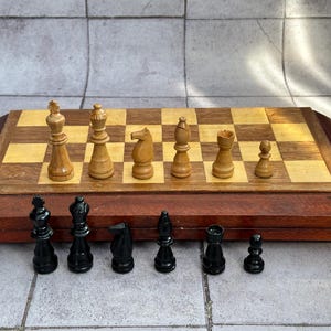 Germany chess set 60s vintage with original chess board in very good condition. Chess pieces with metal weights. Interesting chess board