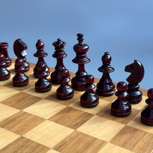 German chess set 70s vintage with chess board in very good condition. Interesting chess board. Wooden chess pieces and chess board