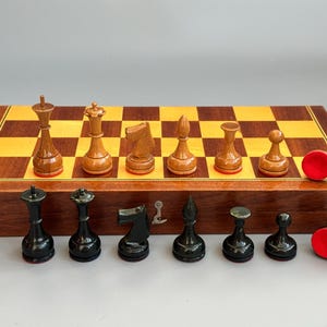 Germany chess set 70s vintage with original chess board in very good condition. Chess pieces wood. Interesting chess board