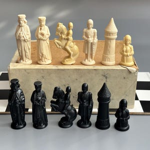 German large plastic chess set 70s vintage in very good condition Chess set with chess board