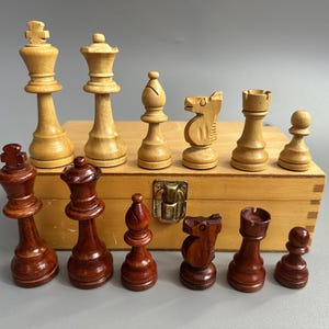 Wooden American chess set in original box 70s vintage in good condition. Great gift for mens, chess lovers and collectors! Chess pieces Gift