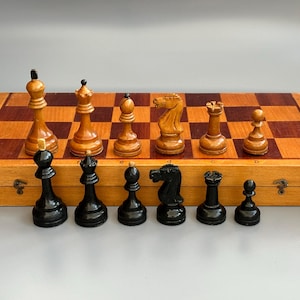 Juego de ajedrez soviético de gran maestro, años 50, en muy buen estado, con tablero de los años 70. Ajedrez de torneo de la URSS. Piezas grandes de madera.