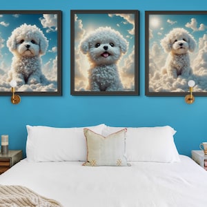 Può includere: Tre stampe incorniciate di un cane bianco e soffice seduto su nuvole contro un cielo blu. Il cane guarda la fotocamera in ogni stampa.