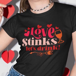Anti-Valentine T-Shirt with Love Stinks funny phrase Tee with humorous Love quote gift for Valentine&#39;s Day funny tshirt for Anti-Love