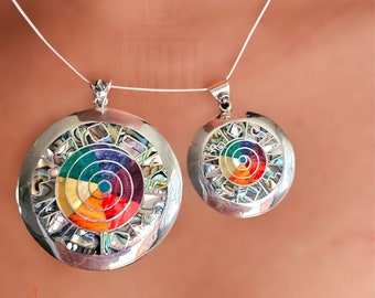 Colgante de plata 950 con calendario inca: Amuleto Pachamama con incrustaciones de piedra