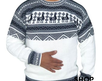 Può includere: Un maglione bianco con un motivo geometrico grigio e nero e figure di lama. Il maglione ha maniche lunghe e girocollo. I polsini e lo scollo presentano un design dettagliato. Il maglione è realizzato in morbido materiale a maglia.