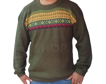 Può includere: Maglione verde oliva con girocollo e maniche lunghe. Il maglione presenta un motivo geometrico colorato sul petto nei toni del giallo, rosso e verde. Il maglione è realizzato in morbido materiale a maglia.