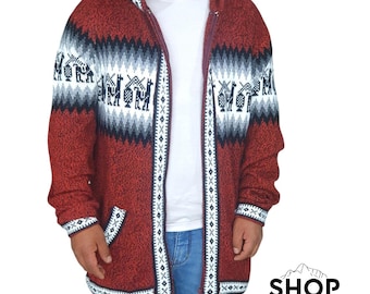 Può includere: Un cardigan rosso con cappuccio e zip con un motivo geometrico bianco, nero e grigio. Il maglione presenta un disegno di lama e altre figure. Il logo Shop Peru è visibile in basso a destra.