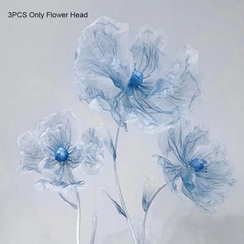Puede incluir: Tres cabezas de flores azules con p&eacute;talos delicados y transl&uacute;cidos. Las cabezas de las flores est&aacute;n dispuestas en un racimo, con los tallos extendi&eacute;ndose hacia abajo. El fondo es gris claro.