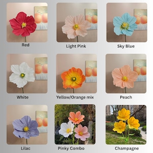 Peut inclure: Une collection de fleurs artificielles de diff&eacute;rentes couleurs : rouge, rose clair, bleu ciel, blanc, m&eacute;lange jaune/orange, p&ecirc;che, lilas, combinaison rose et champagne. Chaque fleur a des p&eacute;tales d&eacute;taill&eacute;s et un centre jaune.