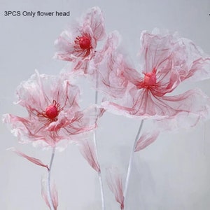 Puede incluir: Tres cabezas de flores de papel de seda rosa y blanco con centros rojos. 3PCS Only flower head.