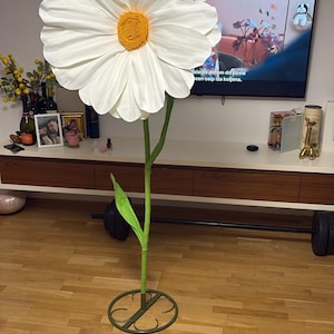 巨大なデイジーの花 - 茎と台座付きの24インチの花 - EVAフォーム防水フラワー - カスタマイズ可能な花