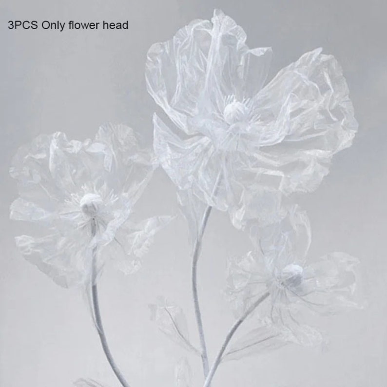 Puede incluir: Tres cabezas de flores de papel blancas y transparentes. Las cabezas de las flores son delicadas y tienen una textura arrugada. 3PCS Only flower head.