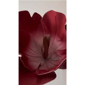 Riesige Tulpenblumen 28-Zoll 3 Blütenköpfe mit Blumenständer Kundenspezifische Farben Personalisiertes Design für Hochzeitsdekor im Freien Bühnenkulisse
