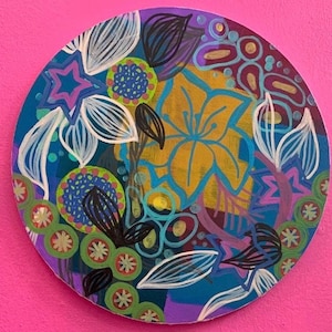 Pintura floral redonda vibrante: arte floral acrílico sobre lienzo