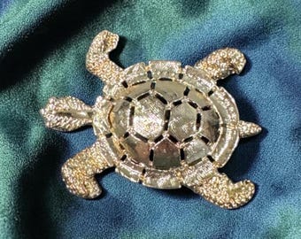 Givenchy ブローチ タートルモチーフ 亀 シルバー 　485/35 Givenchy Vintage Enamel Accented Turtle Brooch, Gold Tone, Metal