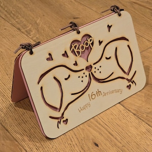 Boop Dog Valentines, Aniversario, Tarjeta de boda / Madera cortada con láser y tarjeta con correas de cuero / Mensaje personalizado atrás y adelante