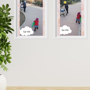 Peut inclure: Deux photos encadrées d'une personne poussant une poussette avec un enfant qui marche derrière elle. Les photos sont sur un mur blanc avec une plante verte dans un pot blanc au premier plan. Le texte "La vie" est écrit dans un nuage blanc dans chaque photo.