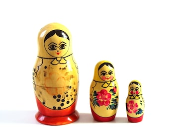 vintage Russian nesting dolls, set of 3 . 1980s Matroyshka doll trio