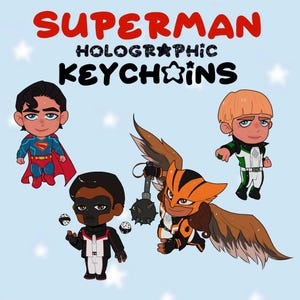 Puede incluir: Llaveros holográficos de Superman con versiones de dibujos animados de Superman y otros personajes. Los llaveros tienen un fondo azul con estrellas blancas y el texto "SUPERMAN HOLOGRAPHIC KEYCHAINS" en rojo y negro.