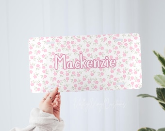 パーソナライズされた名前入りピンクの花柄バニティプレート | カスタムナンバープレート