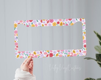 Pinker Nummernschildrahmen mit edlem Blumenmuster