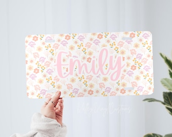 パーソナライズされた名前入りピンクの花柄バニティプレート | カスタムナンバープレート